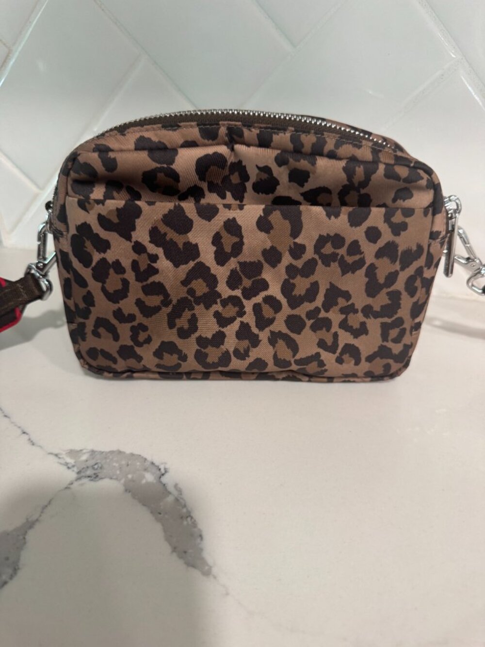 Lululemon Everywhere Crossbody Bag 2L – True Leopard Multi 🐆 - Picture 2 of 6
